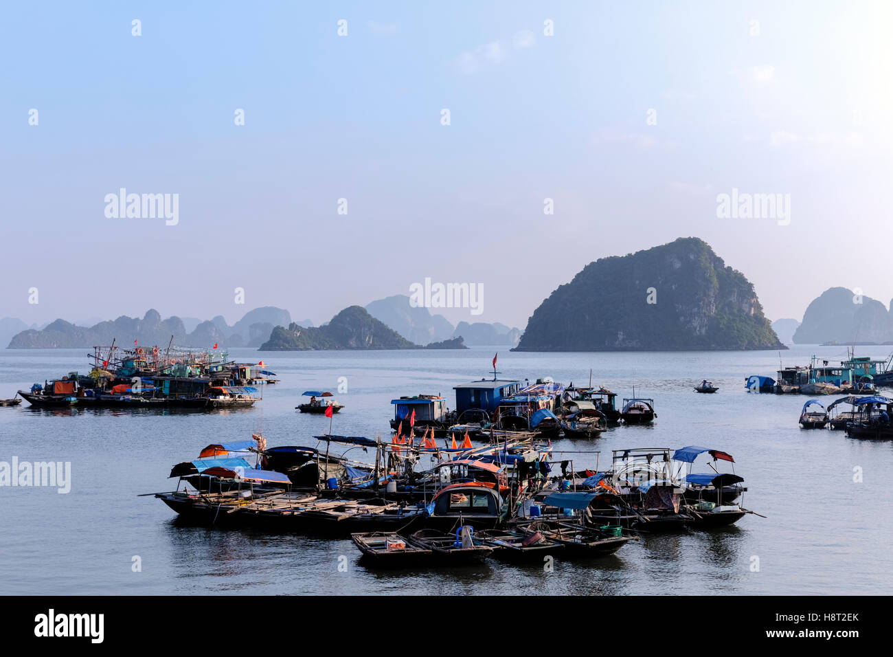 Halong Bay, Vietnam, Indocina, Asia Foto Stock