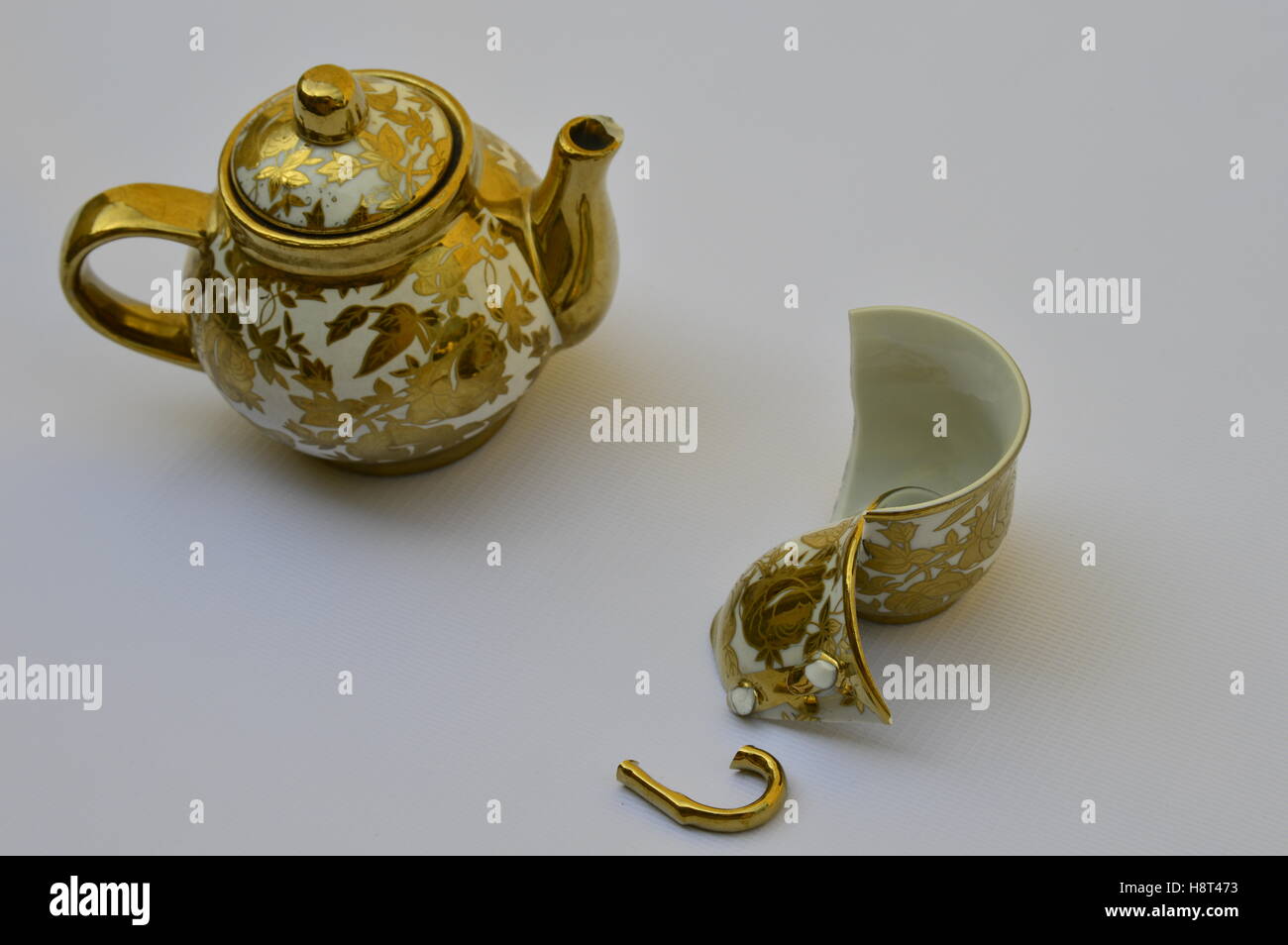Rotture di tazza di tè e teiera. Foto Stock