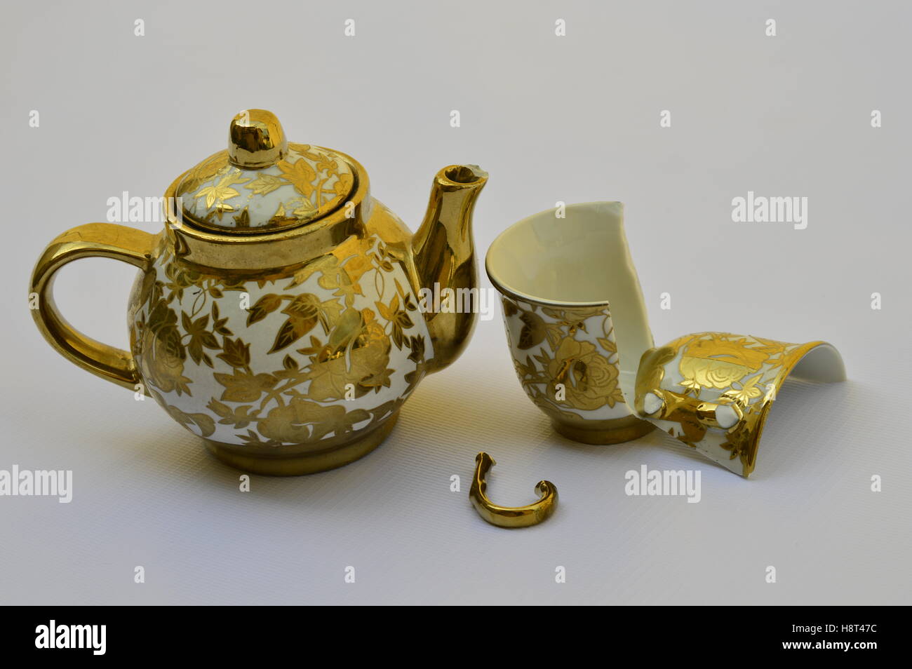 Rotture di tazza di tè e teiera. Foto Stock