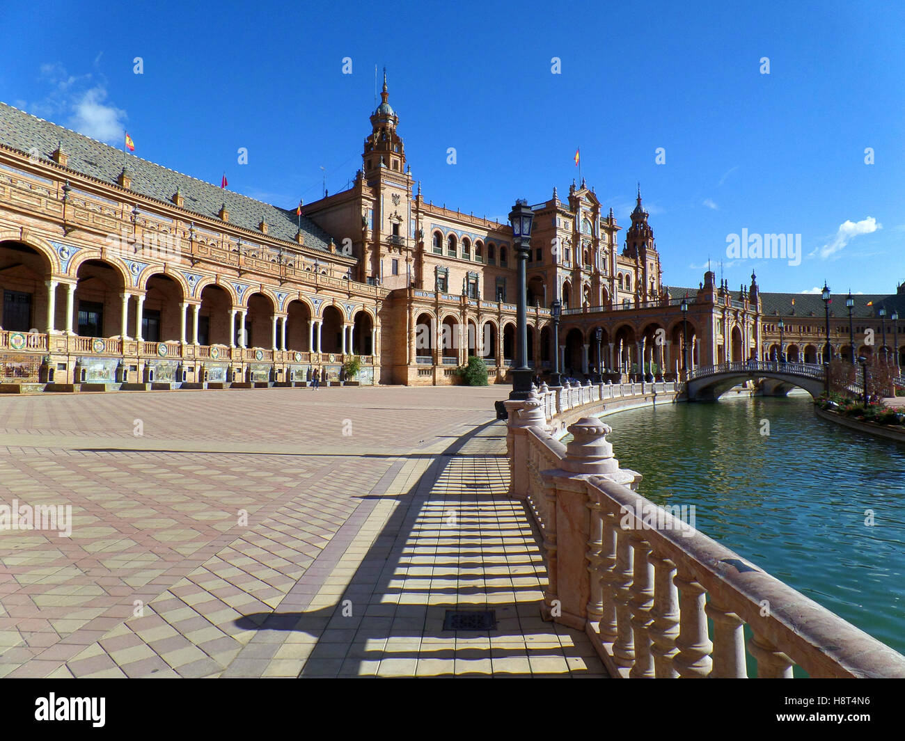Architettura stupefacente contro il cielo blu, Plaza de Espana in Siviglia di Spagna Foto Stock