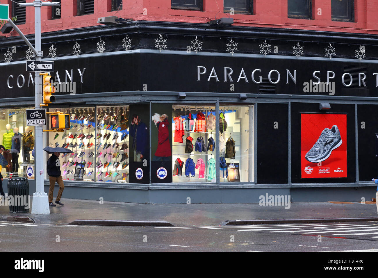 Paragon Sports, 867 Broadway, New York, New York. Di fronte a un negozio di articoli sportivi in Union Square di Manhattan Foto Stock