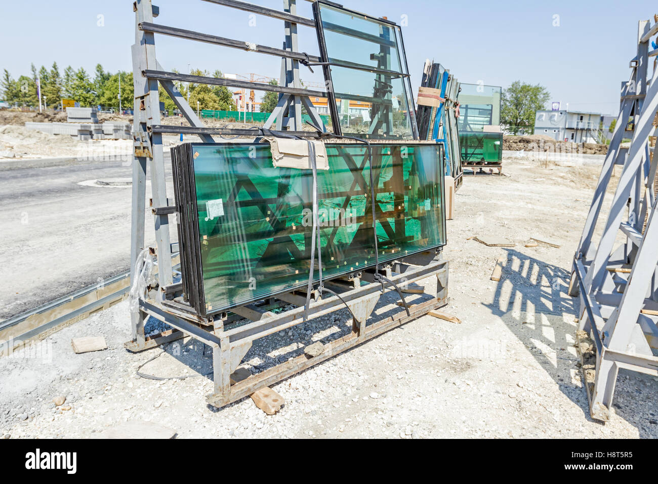 Pallet con un Thermo vetri in cantiere in attesa di integrata. Doppi vetri alle finestre di vetro Impilati e pronti per la BU Foto Stock