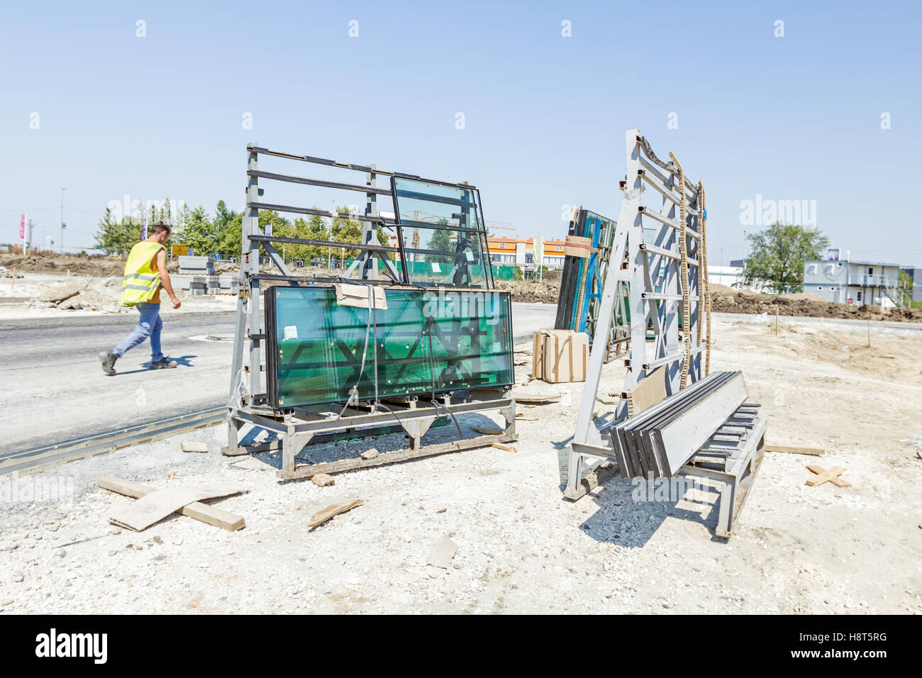Pallet con un Thermo vetri in cantiere in attesa di integrata. Doppi vetri alle finestre di vetro Impilati e pronti per la BU Foto Stock