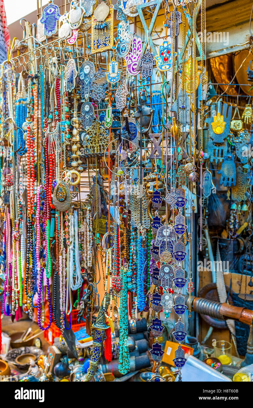 Il mercato delle pulci è il posto migliore per scegliere l'amuleto per  fortuna, protettivo talismano per la casa o per alcuni interessanti gioielli  Foto stock - Alamy