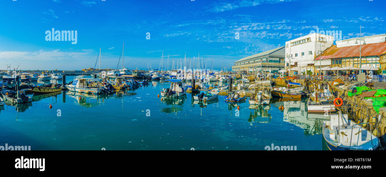 La vecchia Jaffa port è il luogo migliore per godersi il mare locale di alimenti in intimo cafe e godetevi le barche e yacht in porto Foto Stock