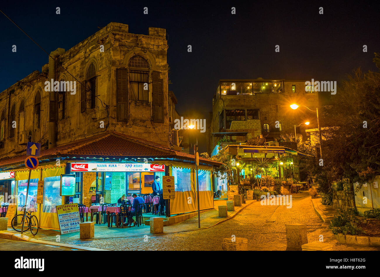 Il cafe nella vecchia Jaffa a le luci della sera Foto Stock
