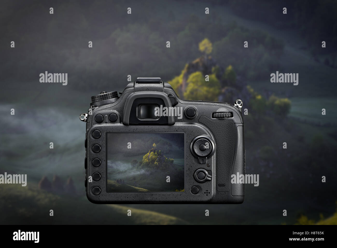 Reflex fotocamera reflex fotografare con sullo schermo live image del paesaggio di montagna all'alba con nebbia sole mattutino con la nebbia o Foto Stock