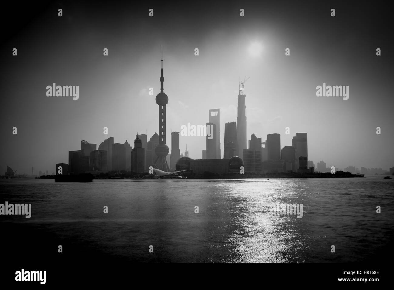 Shanghai sunrise silhouette con la Oriental Pearl Tower, Fiume Huangpu, quartiere Pudong, Shanghai, Cina Foto Stock