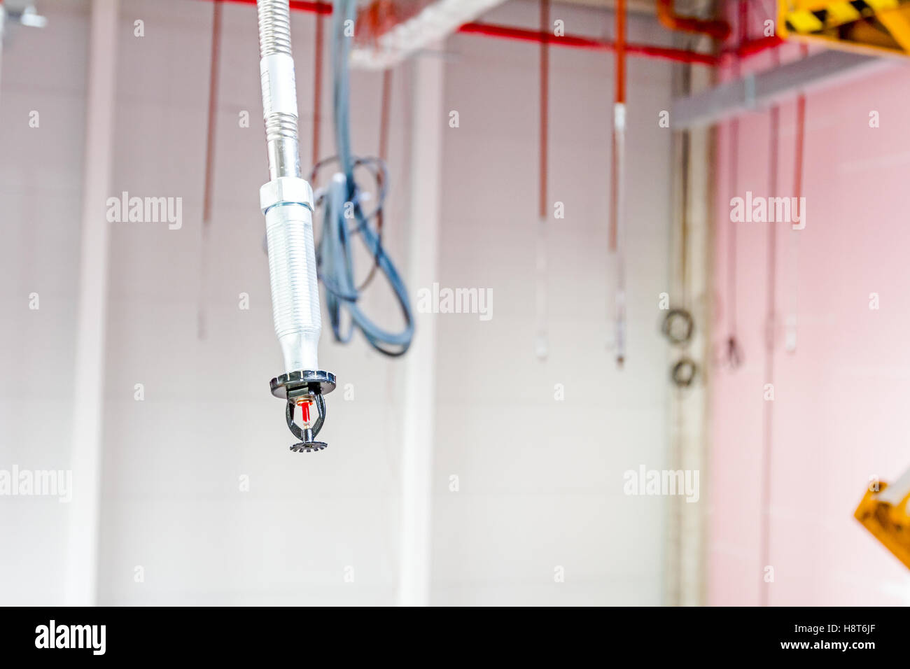 In prossimità di un impianto antincendio a sprinkler come parte di un sistema integrato di tubazione dell'acqua sistema progettato per garantire la sicurezza in caso di incendio. Foto Stock