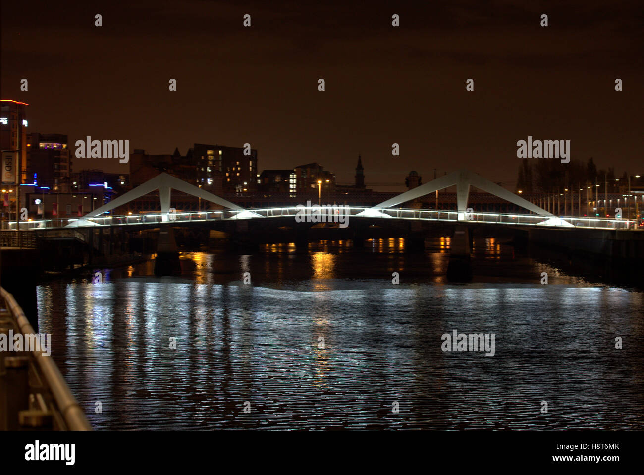 Ponte di sottolineatura ondulate fiume Clyde glasgow Tradeston Bridge Foto Stock