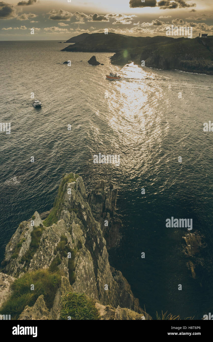 Una vista panoramica del mare con una barca in primo piano. Foto Stock