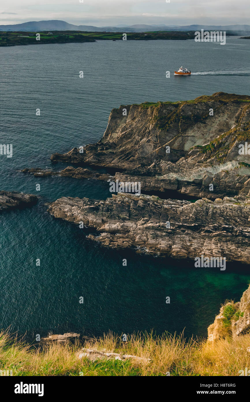 Una vista panoramica del mare con una barca in primo piano. Foto Stock