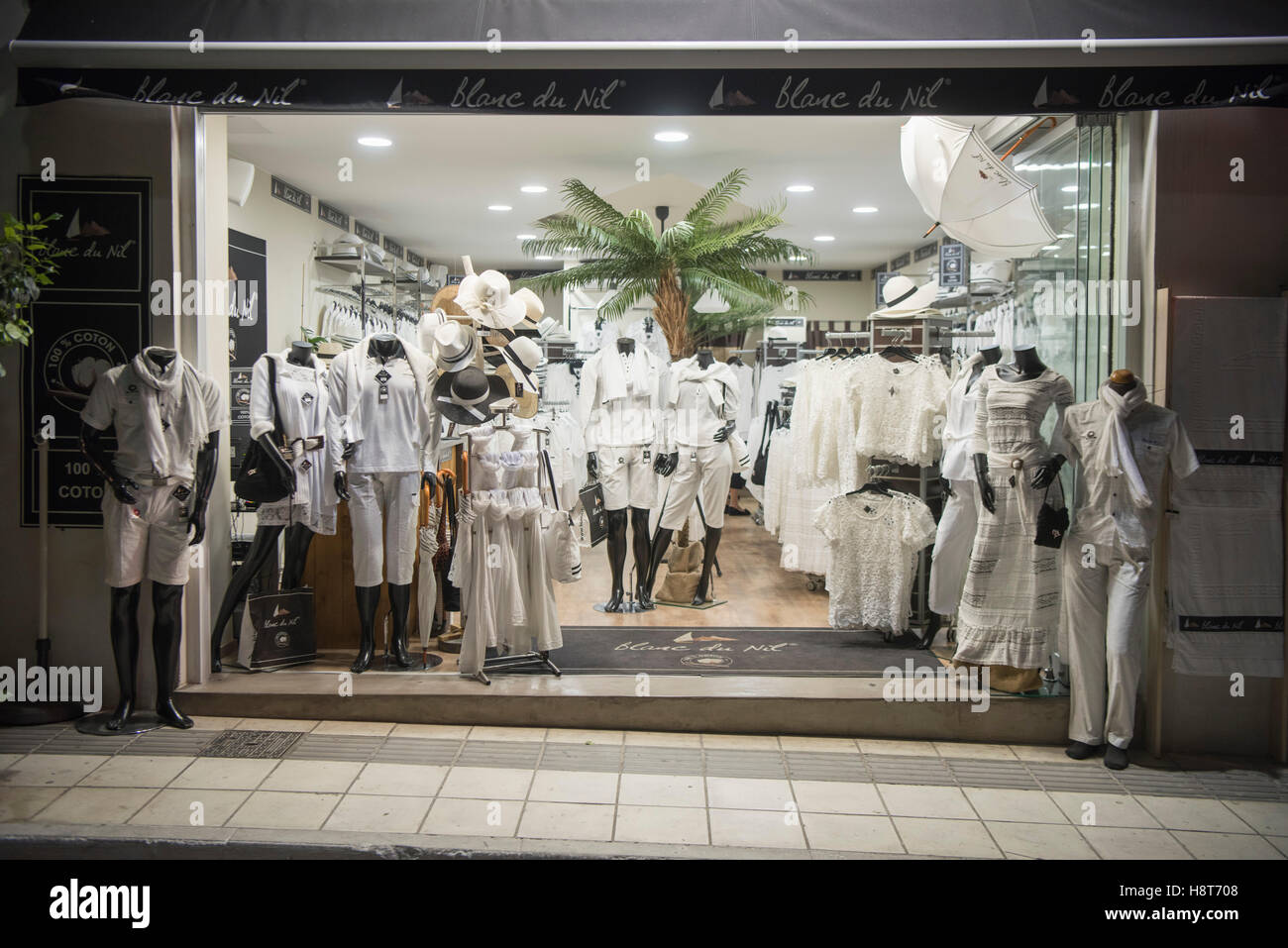 Griechenland, Kreta, Agios Nikolaos, Geschäft für weisse Kleidung, Blanc du nullo Foto Stock