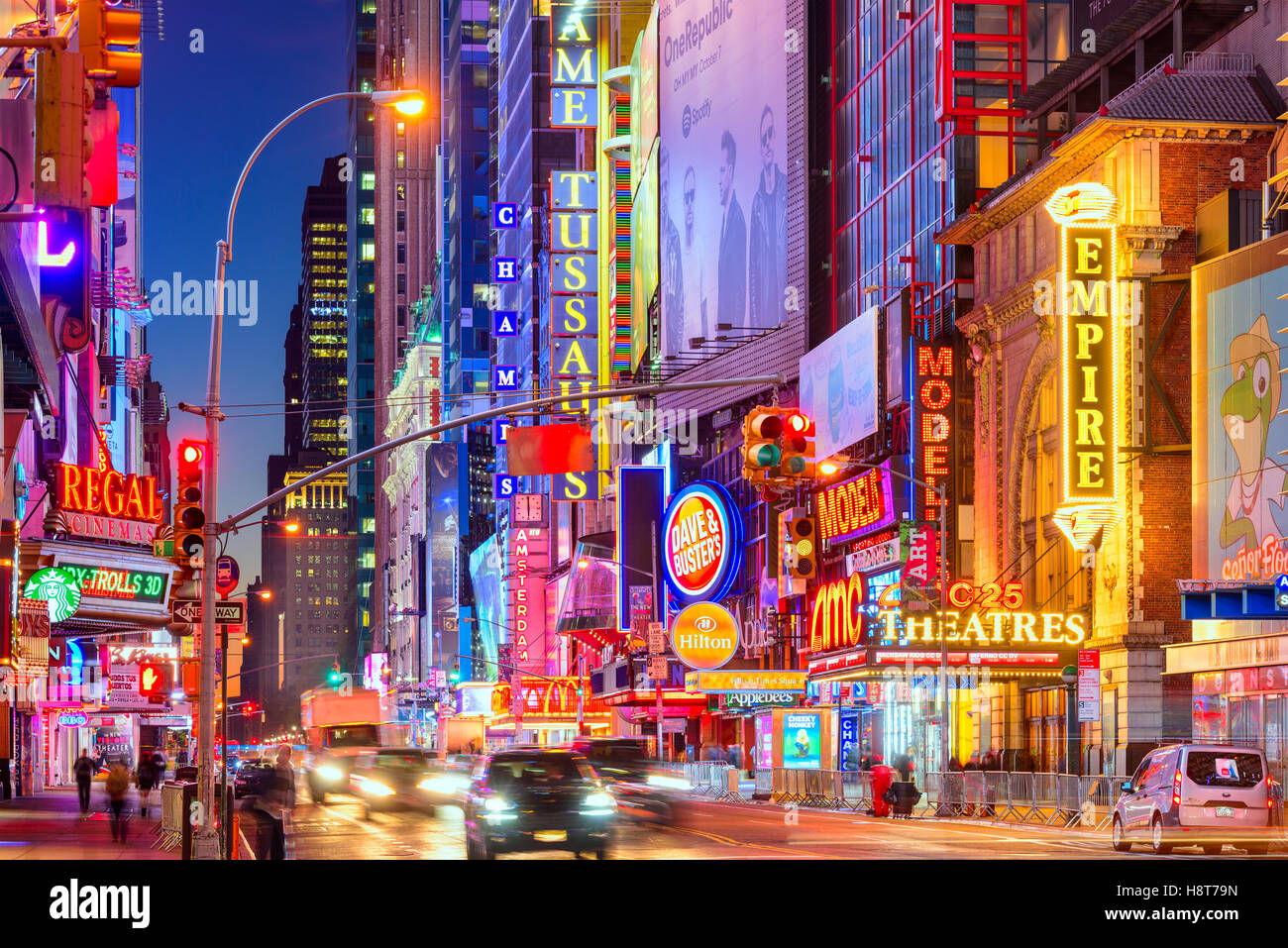 Il traffico si muove sotto le insegne della 42nd Street a New York City. Foto Stock