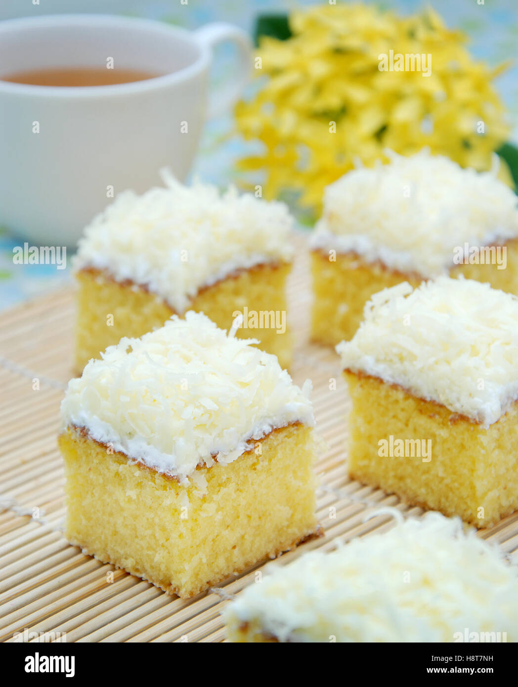 Torta di formaggio come un toping, con una tazza di tè caldo come sfondo Foto Stock