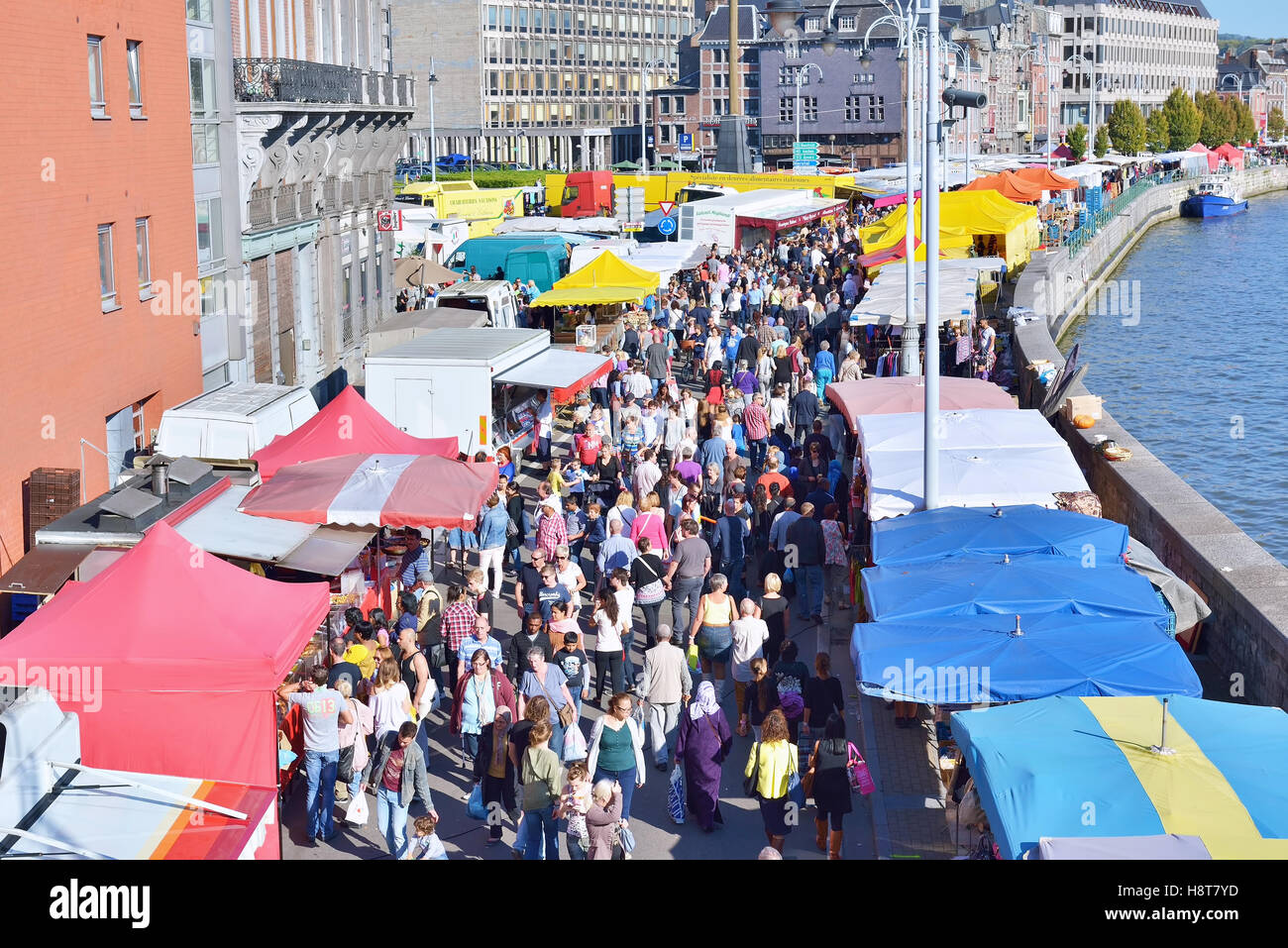 Liegi, Belgio-ottobre 19, 2014: area dello shopping nel centro di Liegi durante il mercato di domenica. Popolazione attuale della città è di circa Foto Stock