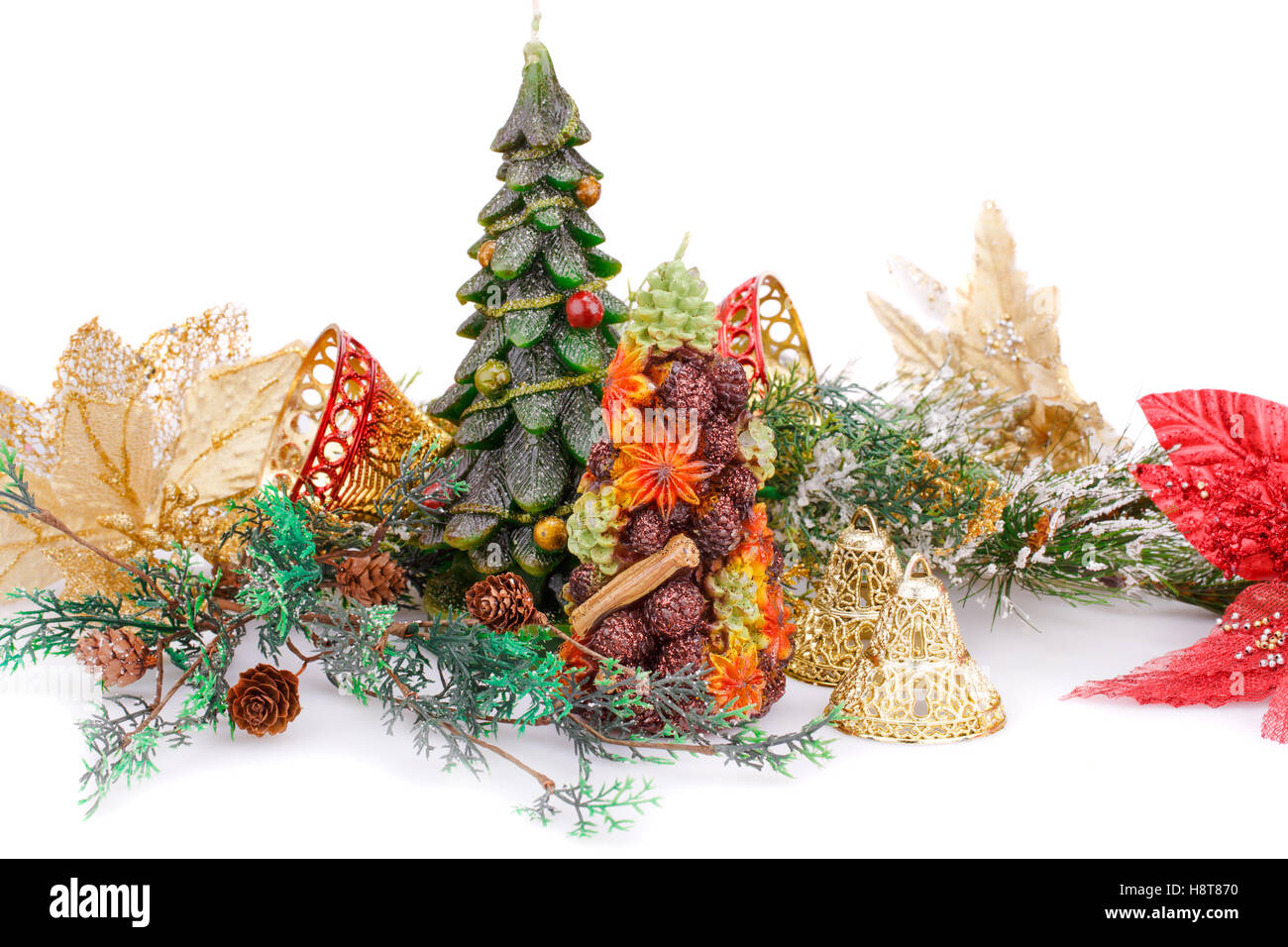 Abete candele, fiore e campane su sfondo grigio. Foto Stock