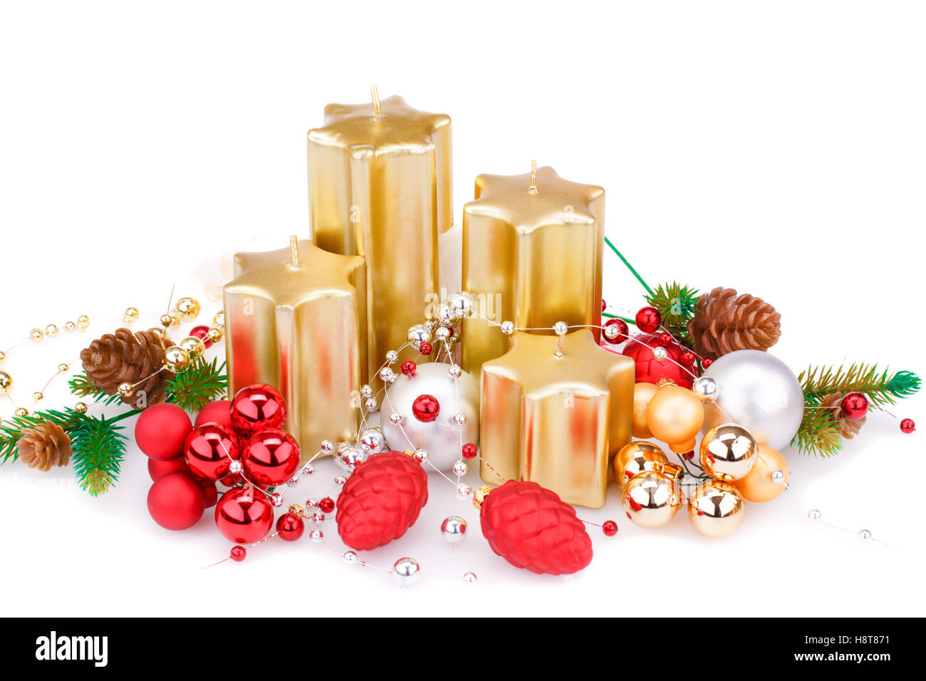 Candele di natale, sfere e Abete rami isolati su sfondo bianco. Foto Stock