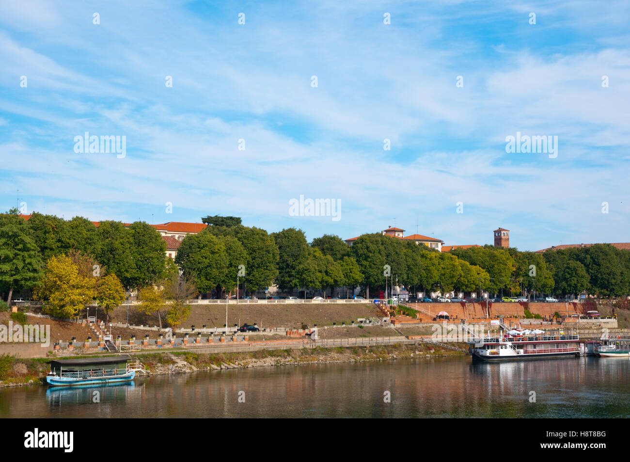 Piazzale Ponte Ticino, fiume Ticino riverside embankment, Pavia Lombardia, Italia Foto Stock