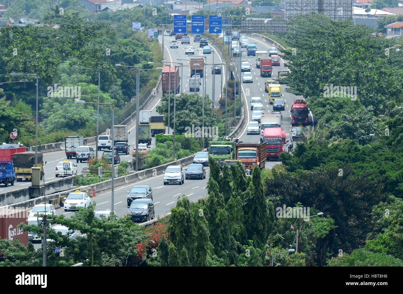 Autostrada street (jalan tol) a nord di Jakarta, Indonesia Foto Stock