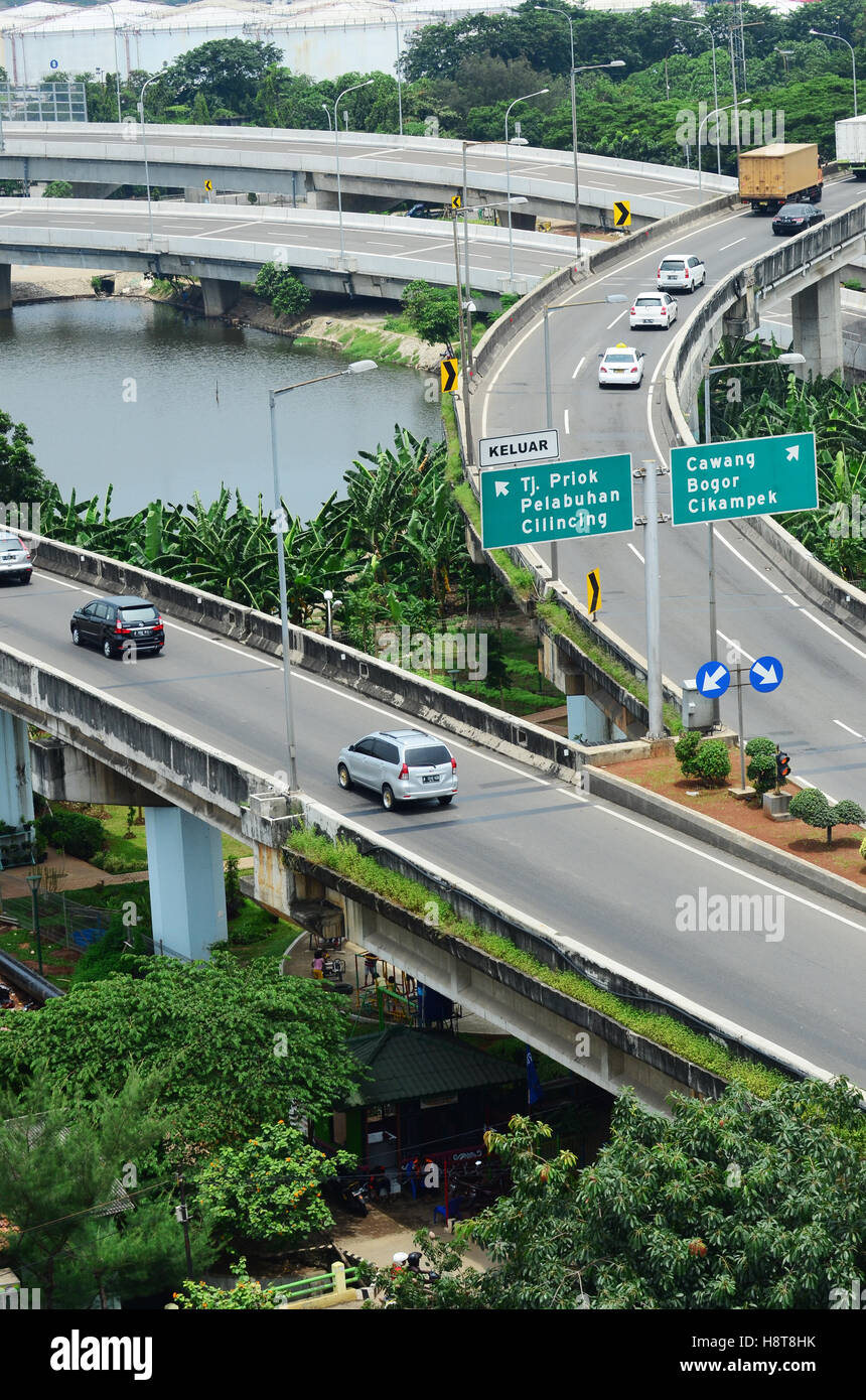 Intersezione autostrada a nord di Jakarta, va al Seaport, e l'altra direzione va in città Foto Stock