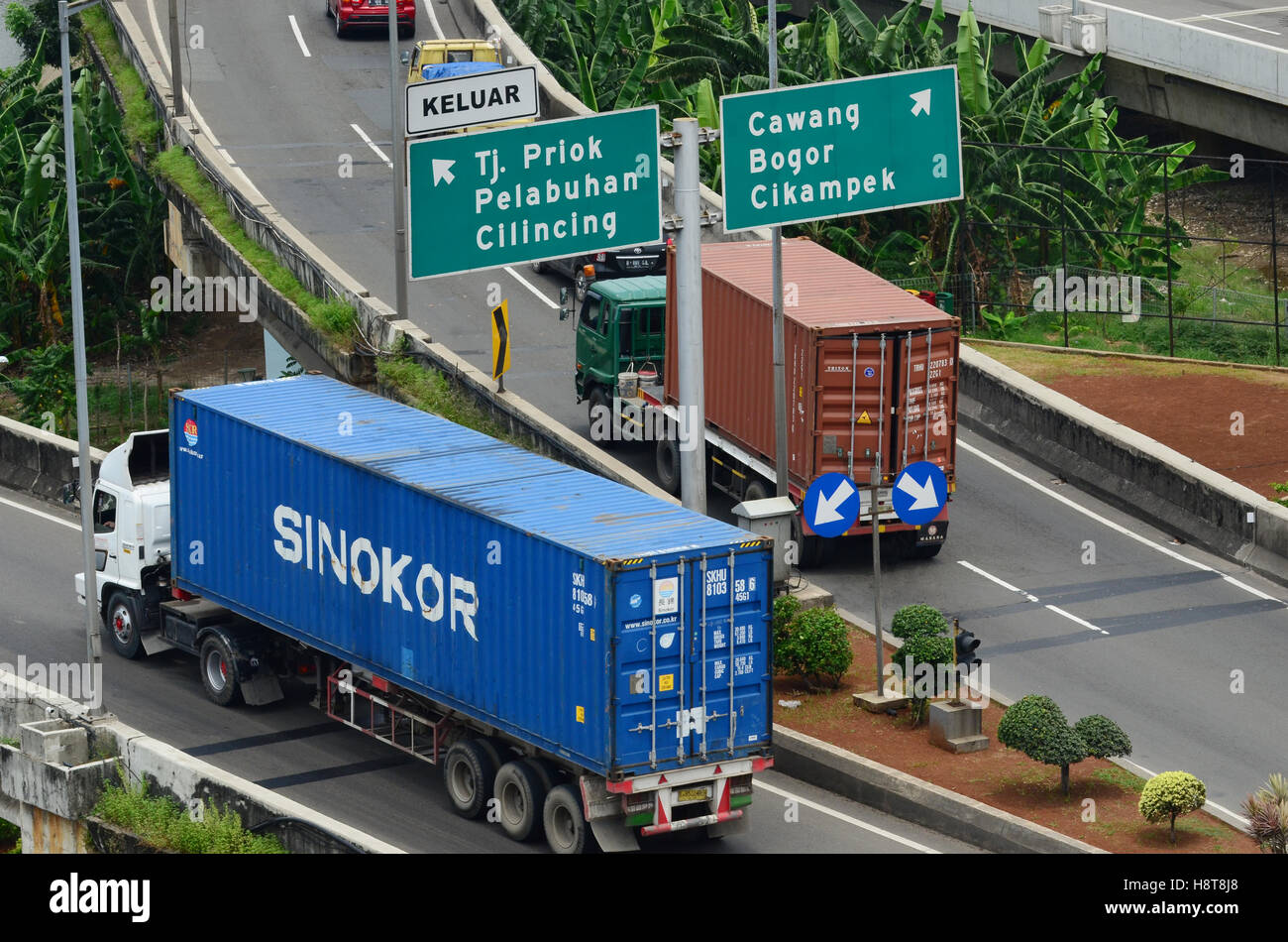 Contenitore carrello nell'intercettazione, uno va al Seaport Tanjung Priok, Giacarta, e si passa alla zona industriale di Cikampek Foto Stock
