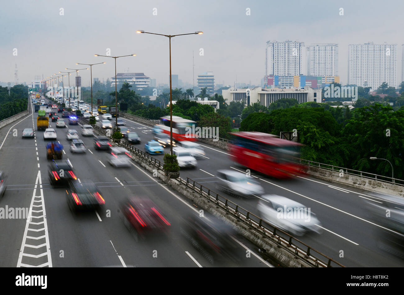 Il traffico pesante in autostrada street ( jalan tol) in Jakarta prendendo in velocità lenta fotografia Foto Stock