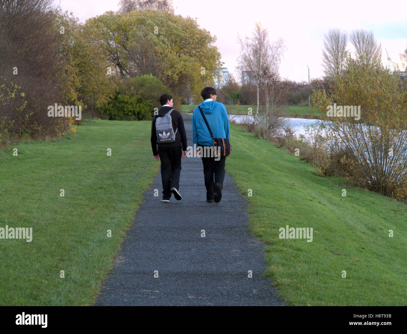 Due ragazzi allievi su un percorso di traino a piedi Foto Stock