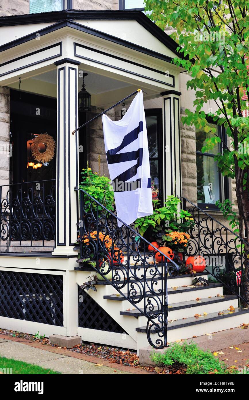 Padroni di casa vicino a Wrigley Field sono stati battenti bandiere a sostegno del Chicago Cubs durante il 2016 playoff e World Series. Chicago, Illinois, Stati Uniti d'America. Foto Stock