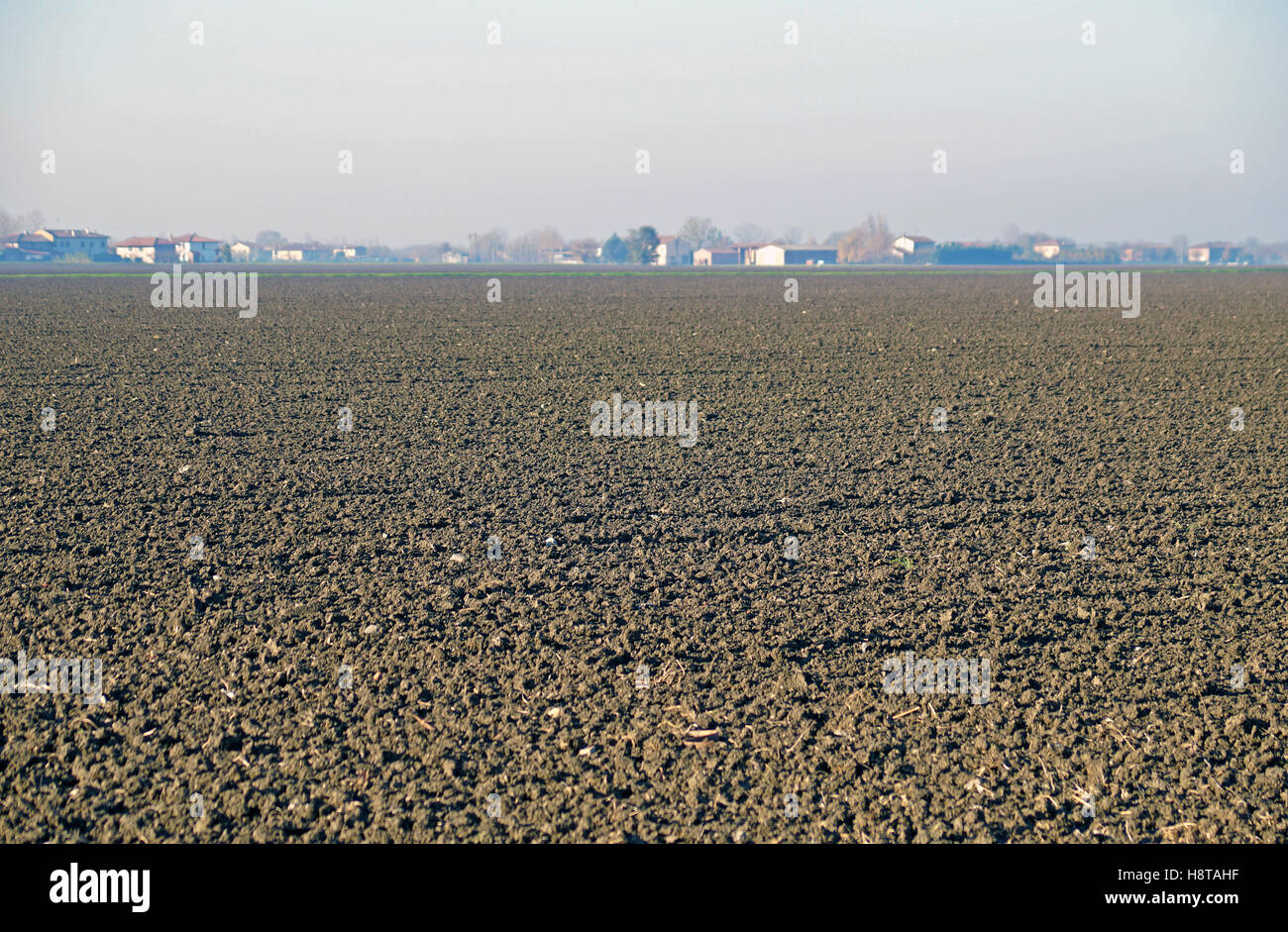 Campagna con terreni preparati per la semina Foto Stock