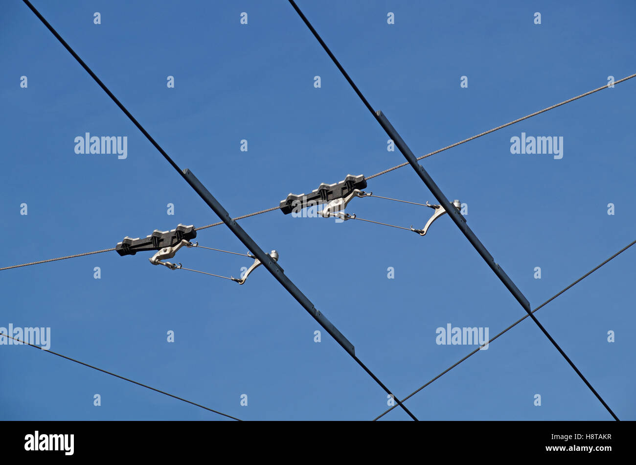 I fili del tram con cielo blu sullo sfondo Foto Stock