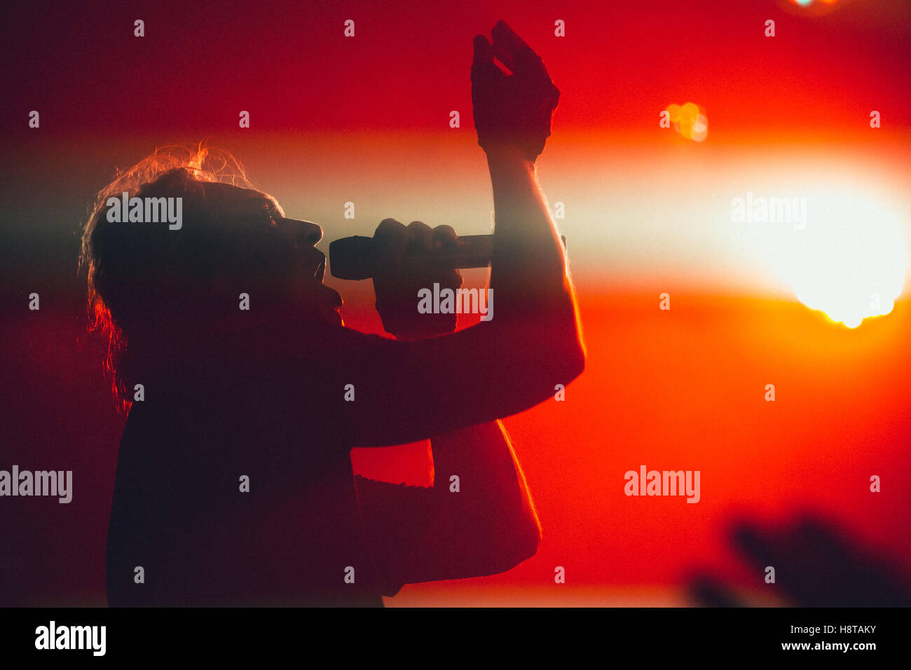 ARKHANGELSK, Russia - 14 Aprile 2014: Silhouette di un cantante rock dal vivo sul palco. Iso elevata immagine granulosa. Foto Stock
