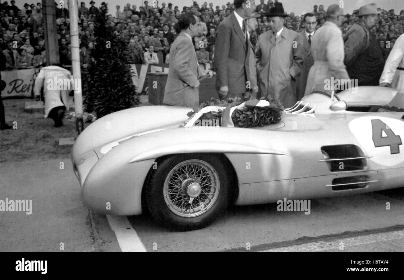 1954 BERLINO GP KLING vincendo MERCEDES STROMLINIENWAGEN allori Foto Stock