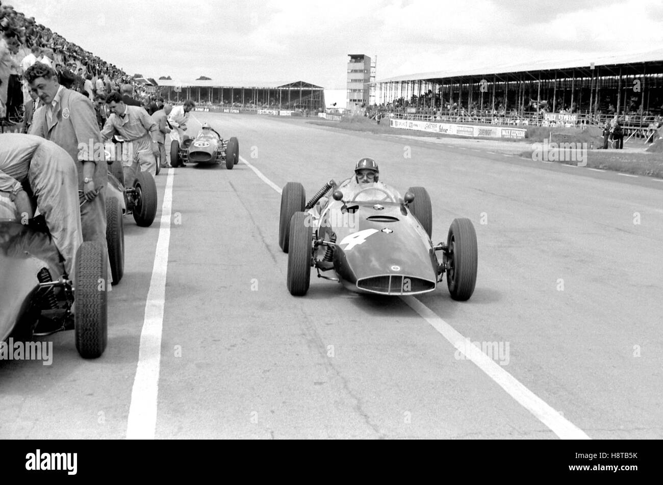 1960 maggio SILVERSTONE GRAHAM HILL BRM P48 entra nel box Foto Stock
