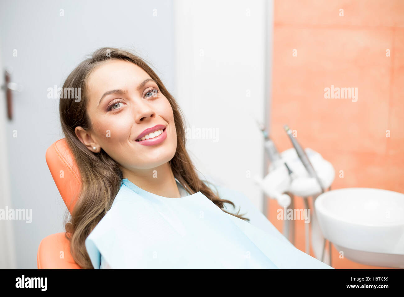 Vista al paziente nella sedia stomatologico in studio dentistico Foto Stock