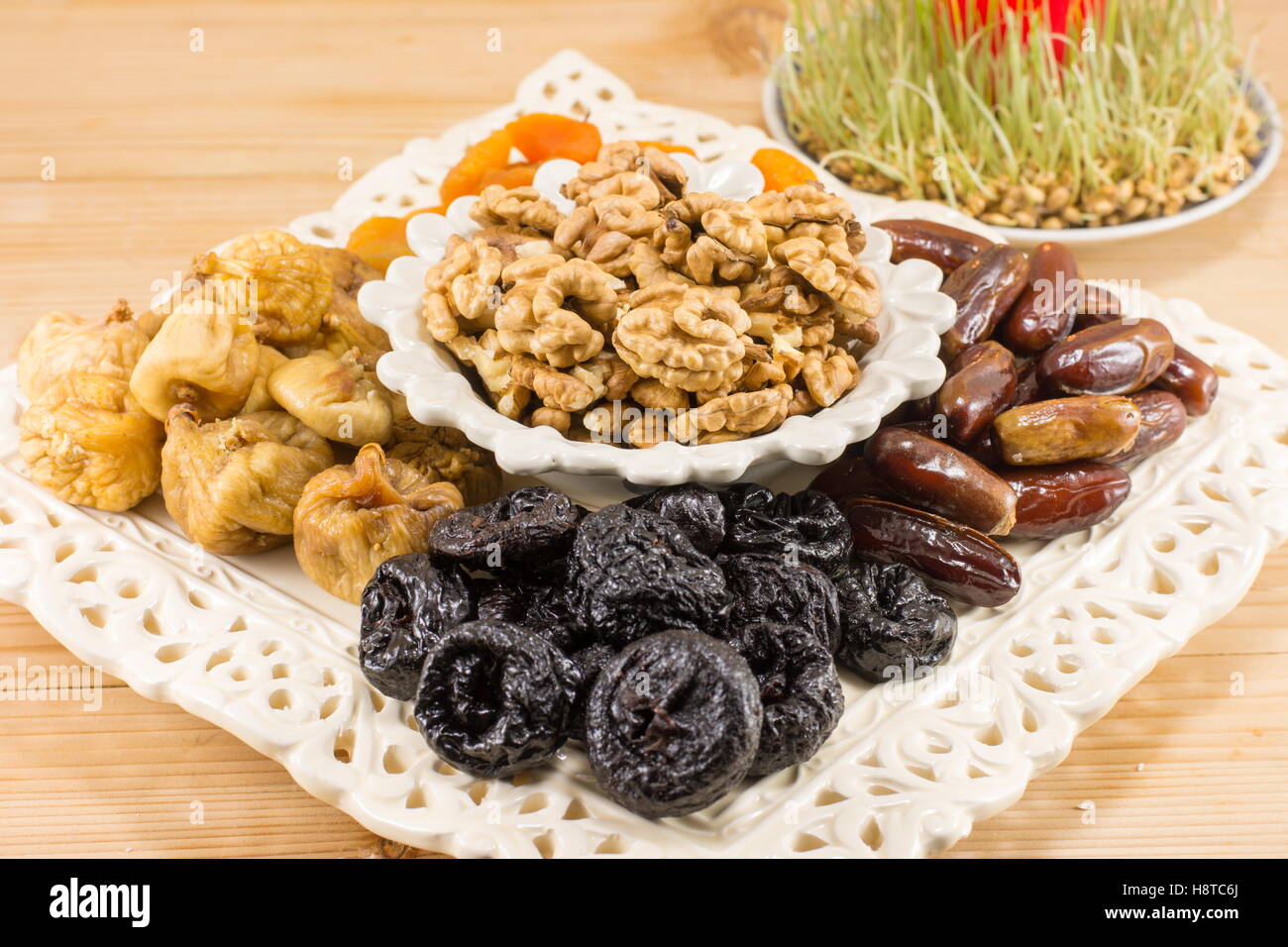 Frutta Fritto servito come la vigilia di Natale offerte con una candela Foto Stock
