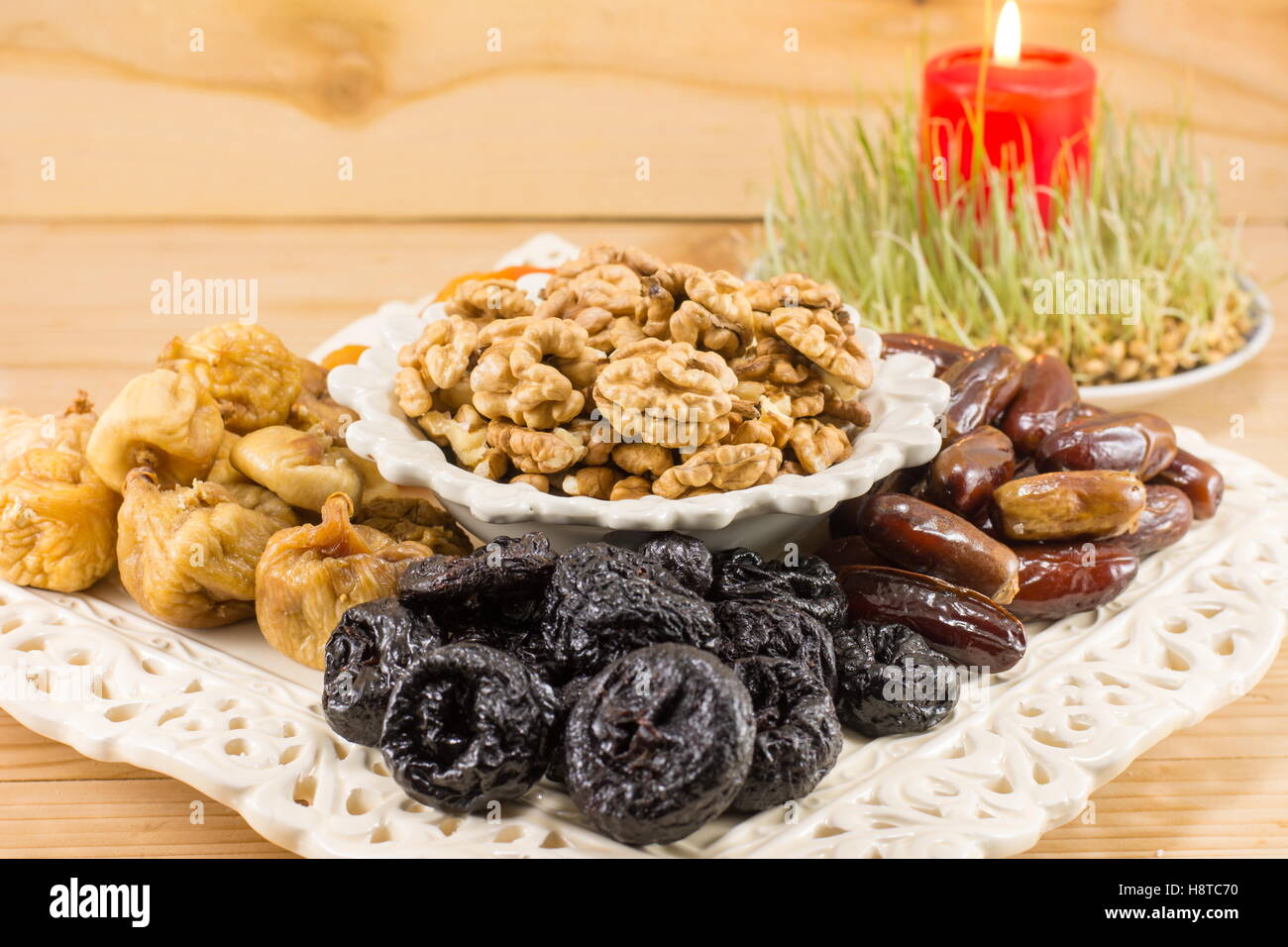 Frutta Fritto servito come la vigilia di Natale offerte con una candela Foto Stock