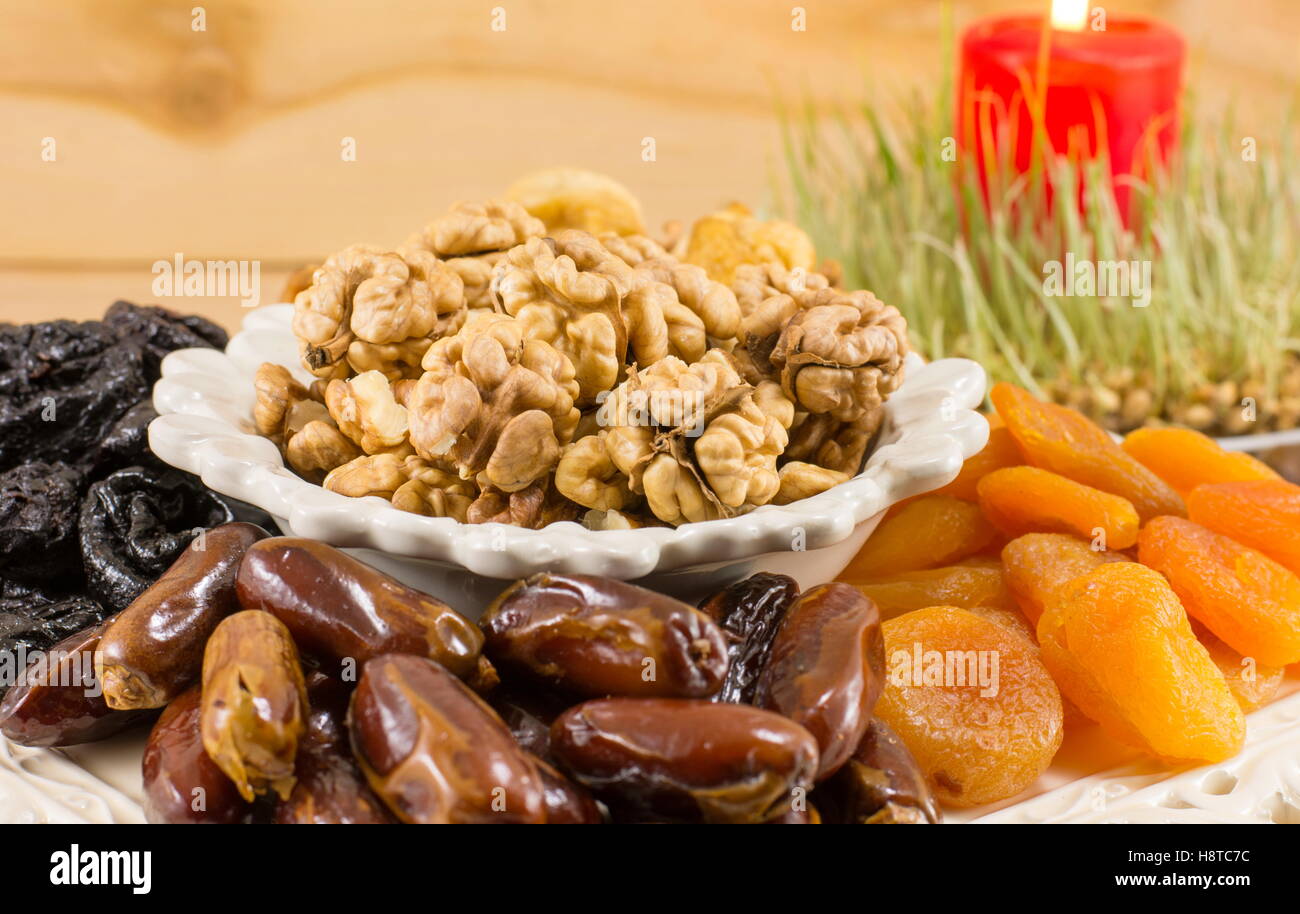 Frutta Fritto servito come la vigilia di Natale offerte con una candela Foto Stock