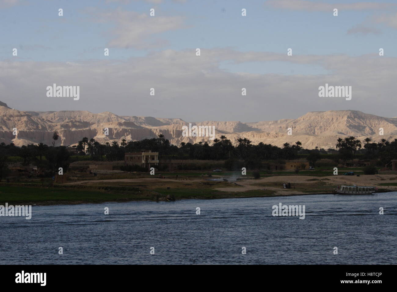 Vista generale delle rive del fiume Nilo a Luxor Foto Stock