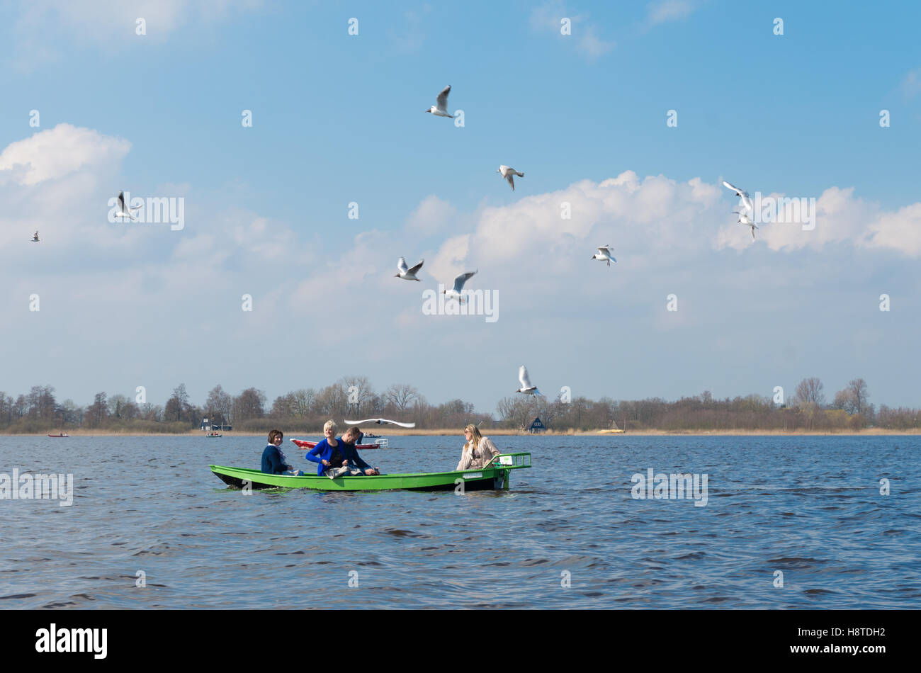 GIETHOORN, Paesi Bassi - 3 Aprile 2016: persone sconosciute godendo il loro viaggio in barca intorno a Giethoorn, anche chiamata la Venezia di t Foto Stock