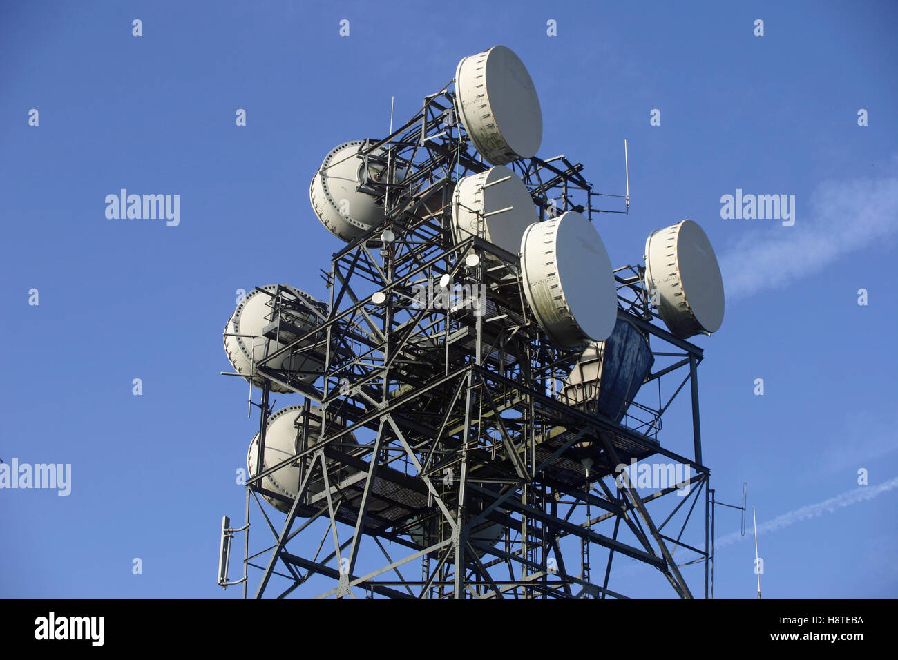 Metallo montante di telecomunicazioni con antenne e stoviglie Foto Stock
