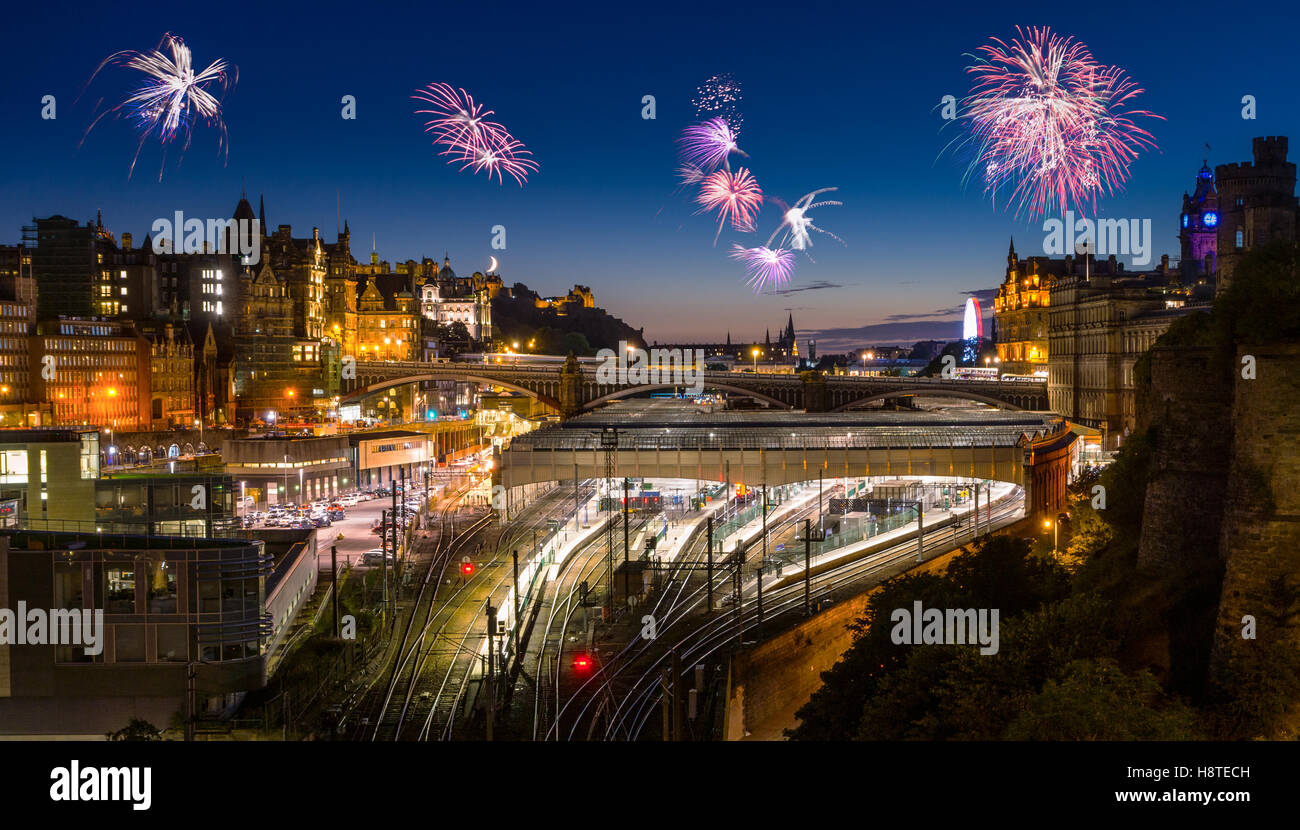 Fuochi d' artificio su Edinburgo. Il veglione di Capodanno in Scozia - Gran Bretagna Foto Stock