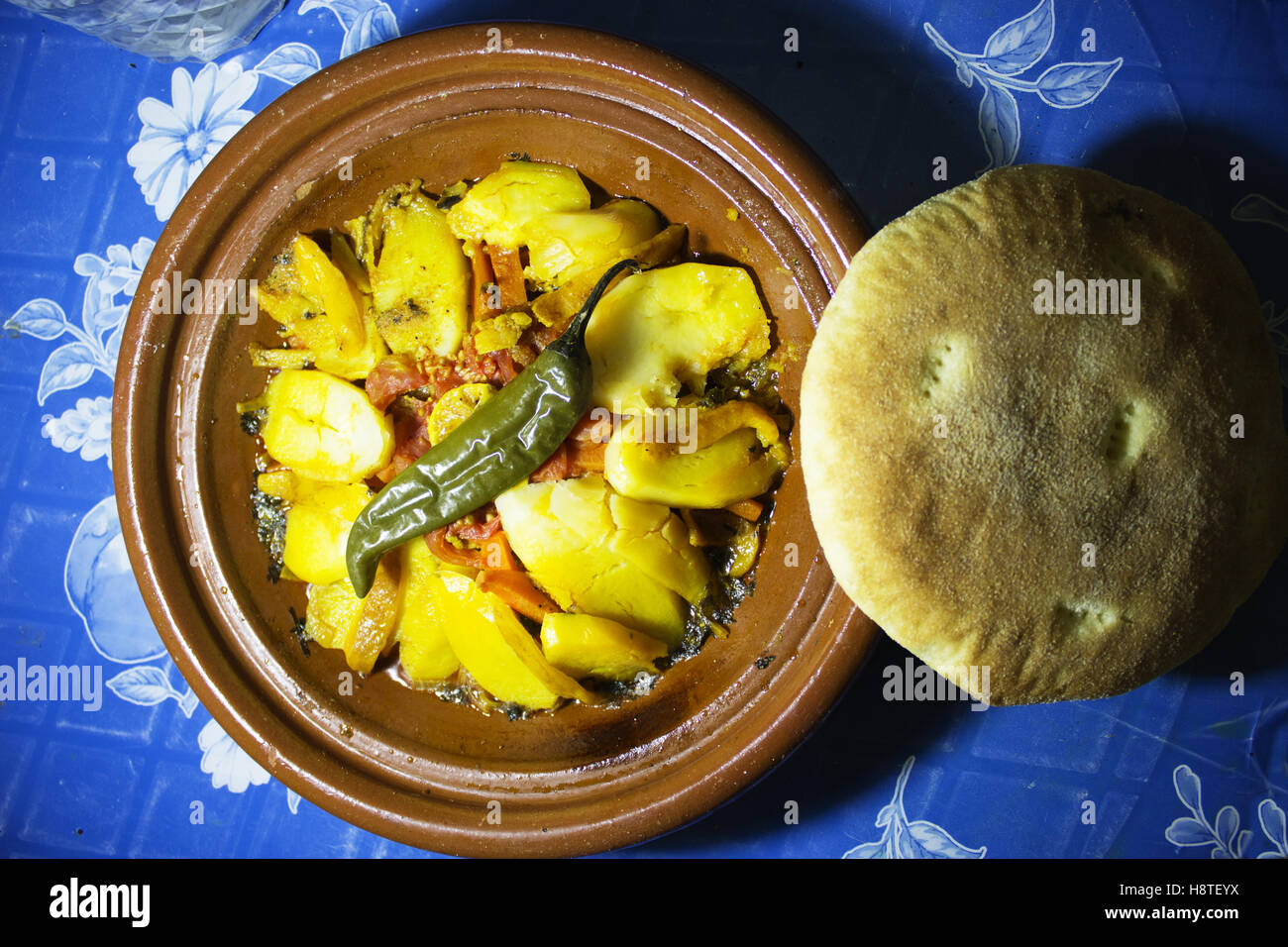 Tajine Tradizionale Marocchina Di Pollo Con Frutta Secca E Spezie -  Fotografie stock e altre immagini di Cibo - iStock