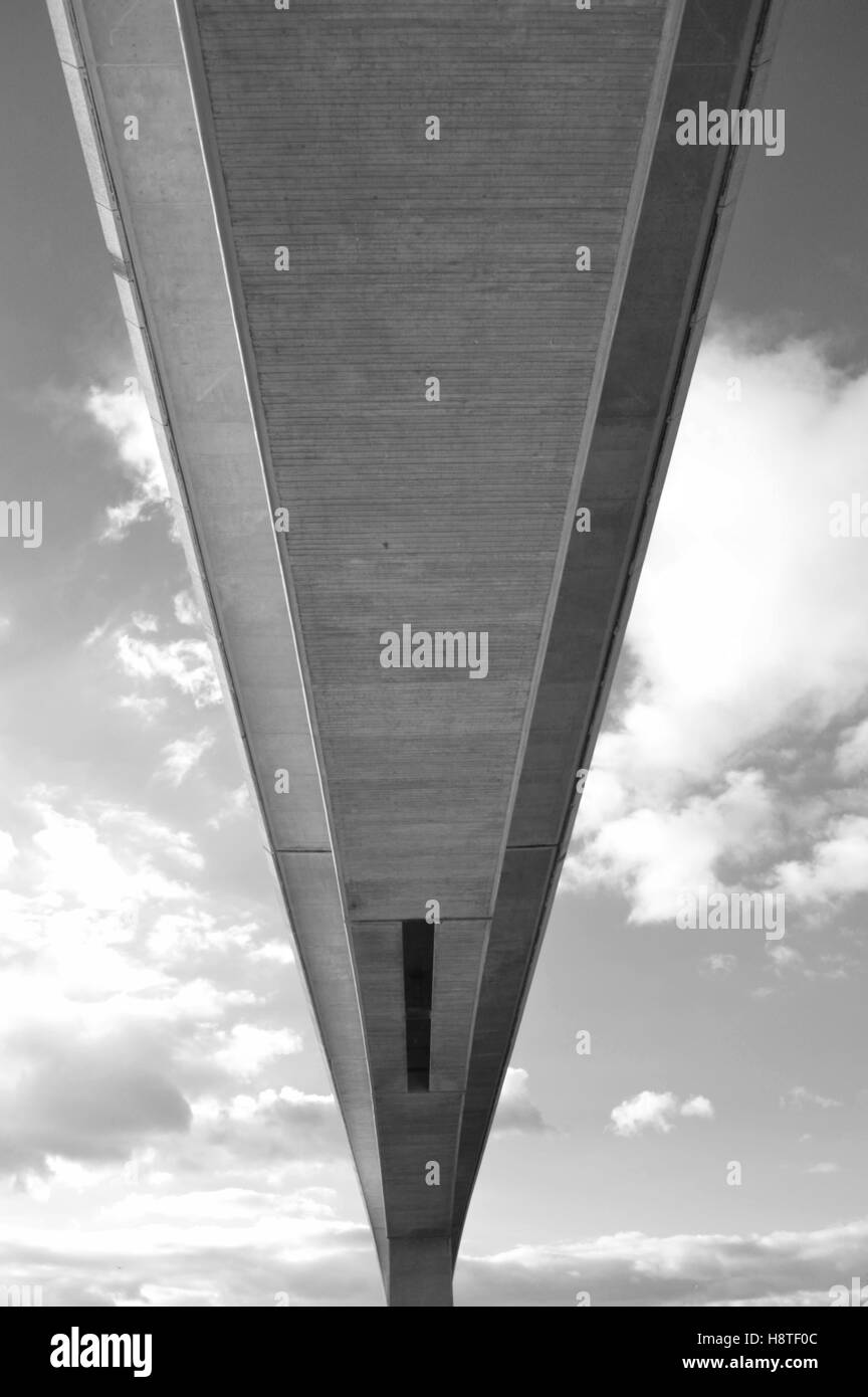 Monocromatico del ponte Itchen a Southampton, Regno Unito, vista da sotto. Foto Stock
