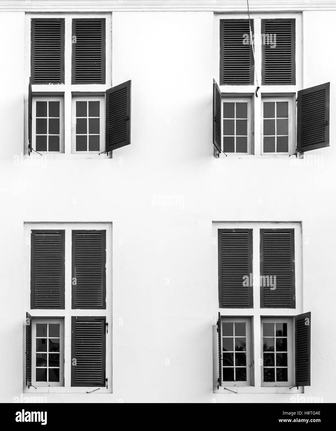 Aprire Windows su un edificio visto dall'esterno. La fotografia in bianco e nero. Foto Stock