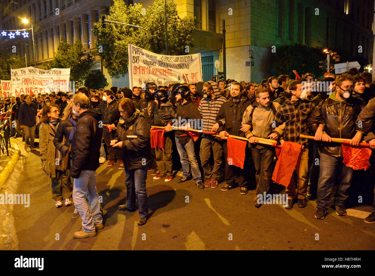 Di sinistra manifestanti dimostrando contro la visita del Presidente degli Stati Uniti Barack Obama, in Atene, Grecia Foto Stock