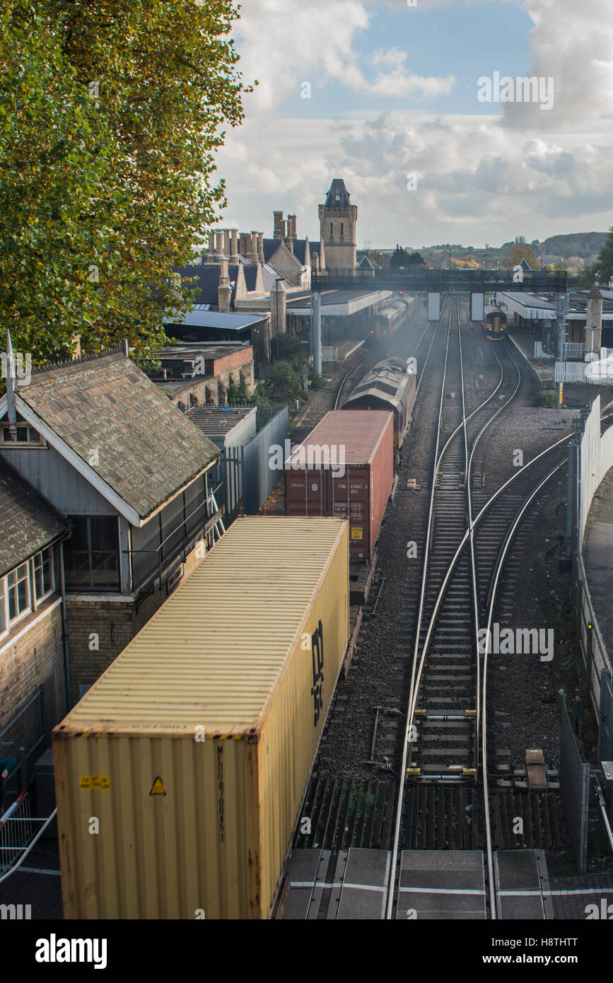 Treno merci passa attraverso Lincoln stazione ferroviaria centrale, Lincoln, Lincolnshire, Regno Unito Foto Stock