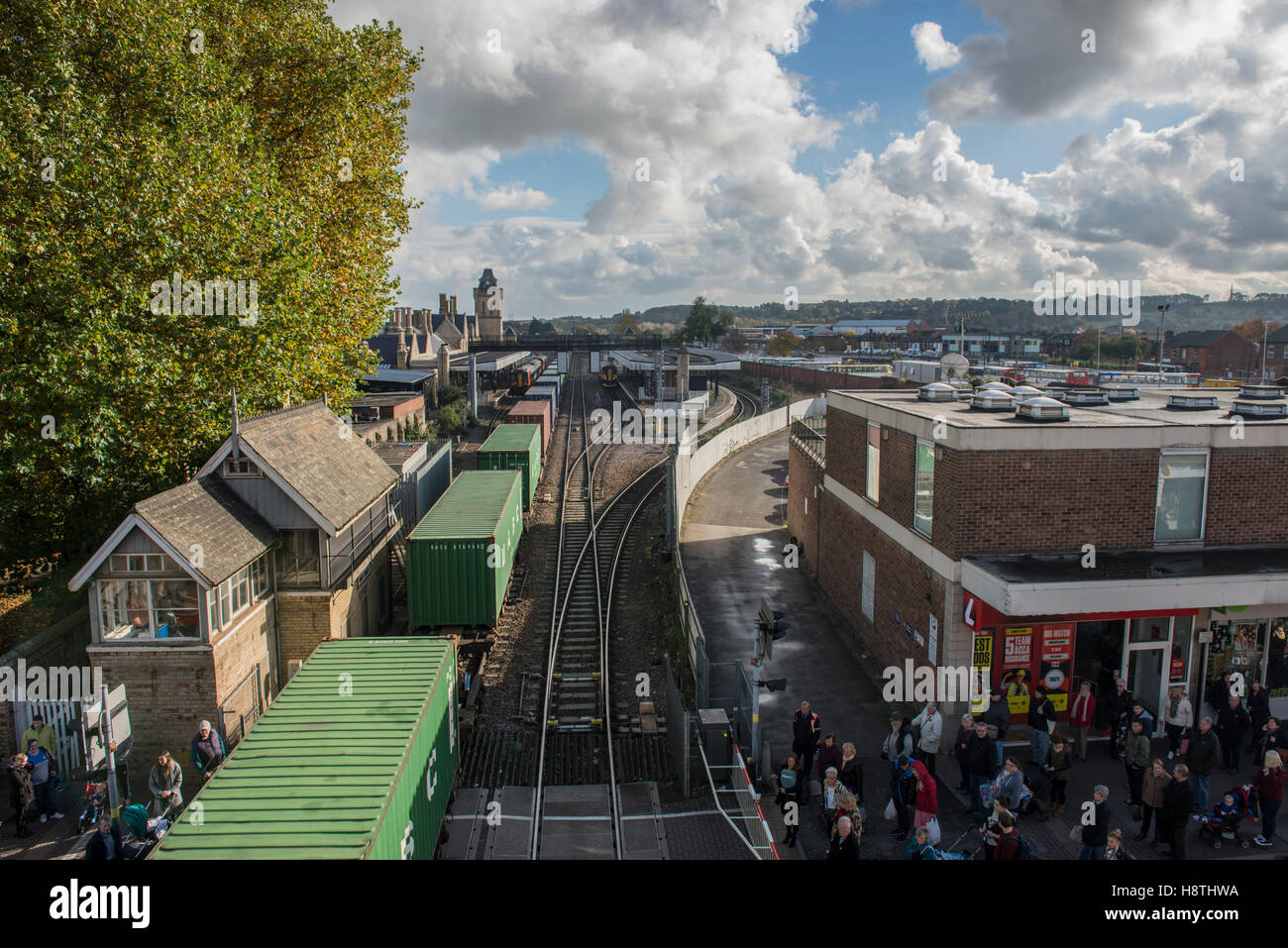 Treno merci passa attraverso Lincoln stazione ferroviaria centrale, Lincoln, Lincolnshire, Regno Unito Foto Stock