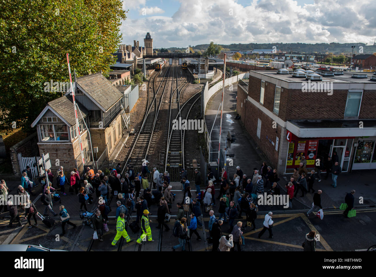 Il livello occupato crossing presso il Lincoln stazione ferroviaria centrale, Lincoln, Lincolnshire, Regno Unito Foto Stock