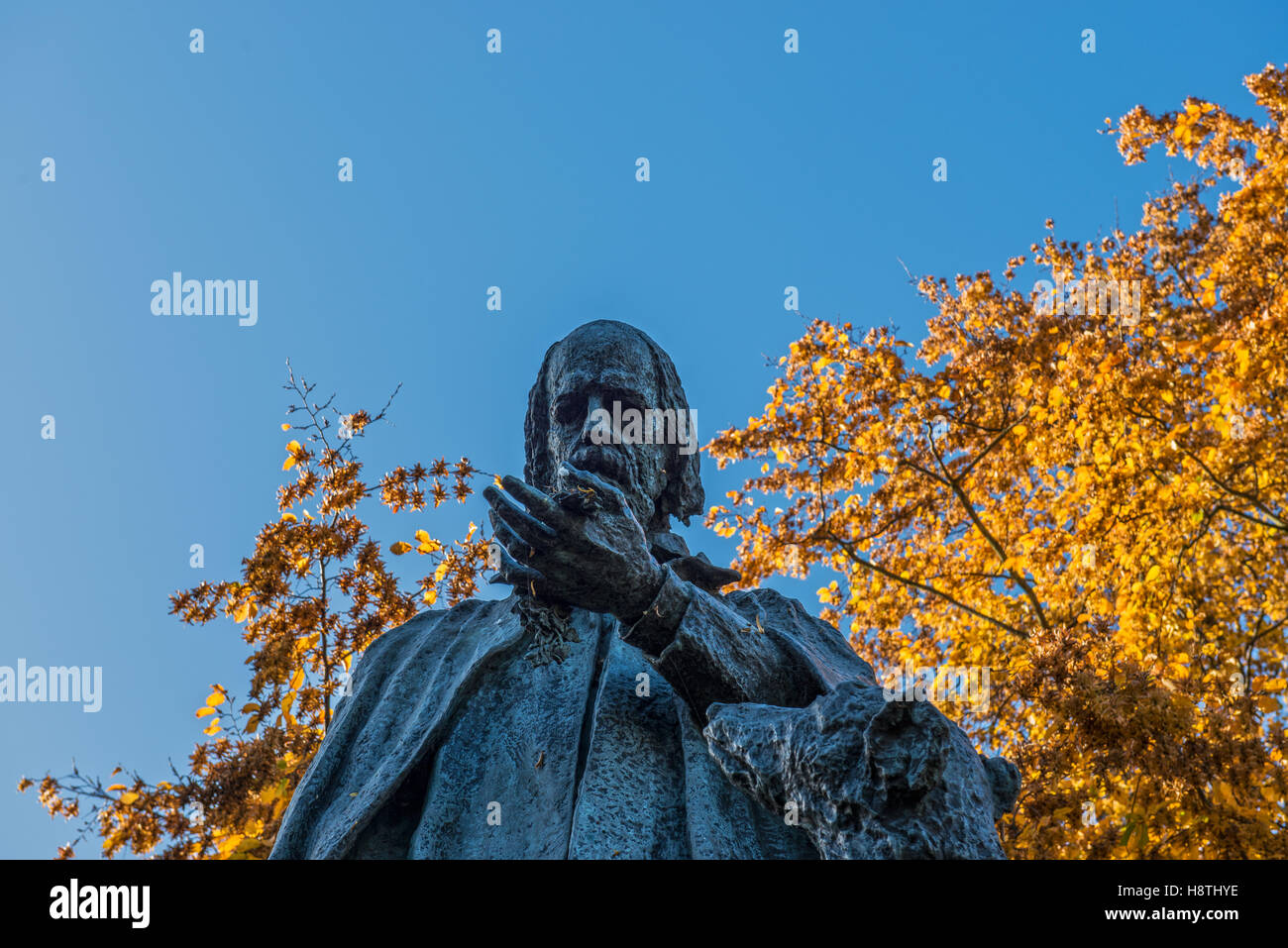 Display autunnali e Tennyson Memorial statua entro i motivi della Cattedrale di Lincoln, Lincolnshire, Regno Unito Foto Stock